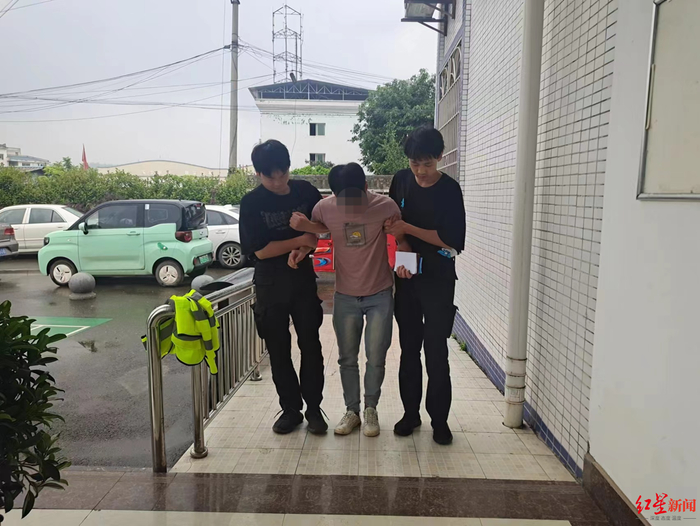 ▲王平在逃跑时把脚裸摔骨折