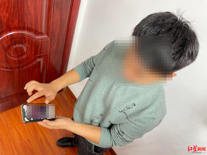 ▲小赵在合江县公安局接受媒体采访