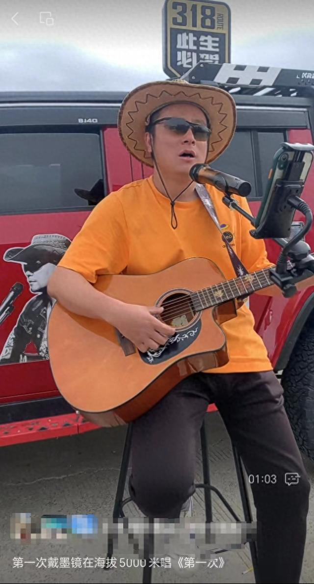 周云飞在高原地区为游客表演唱歌