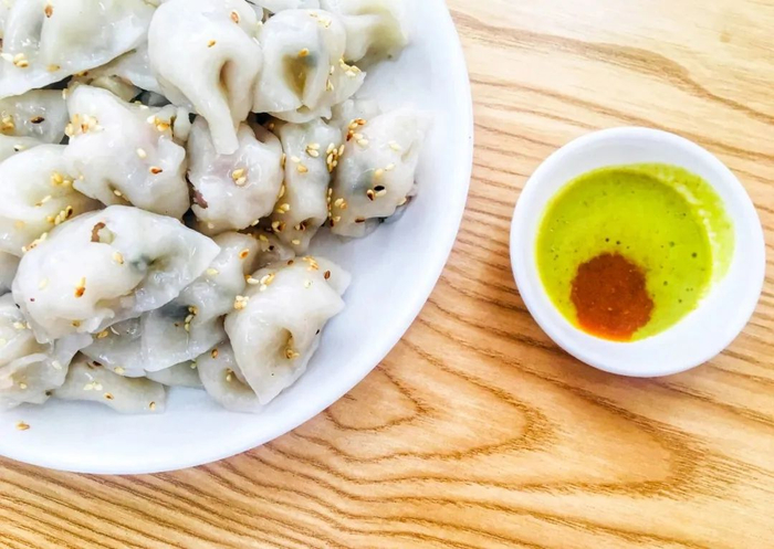 （顺时针顺序）西牛麻竹笋炒肉、清蒸北江大鲩鱼、连州东陂水角、连州星子扣肉