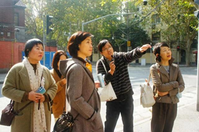 来立隽（右二）带着游客走城市微游线路。