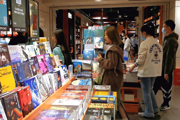 畅销书吸引了读者的目光。