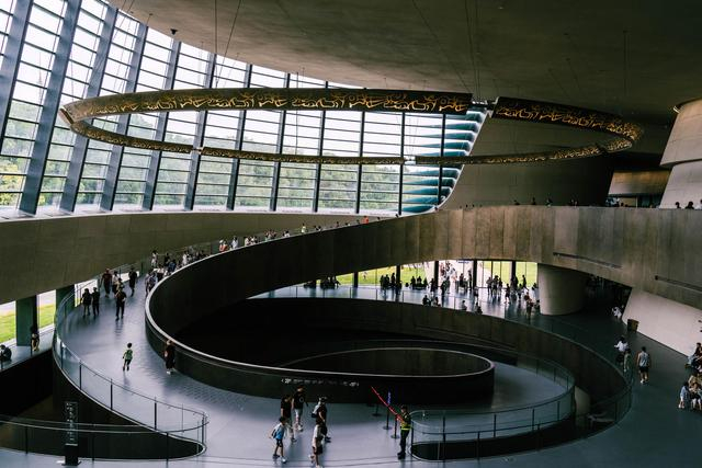 ▲8月2日，游客参观三星堆博物馆新馆 图据视觉中国