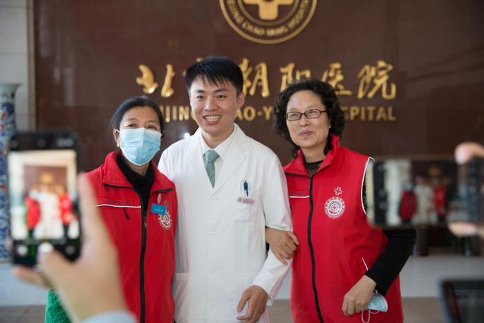 ↑2020年11月2日，志愿者与陶勇合影 图据ICphoto