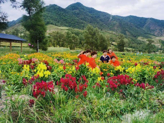 博拉村，游客合影留念。中青报·中青网记者王豪/摄