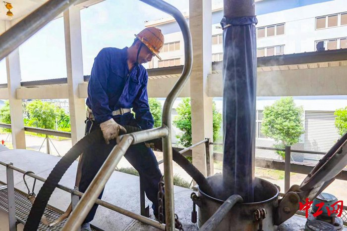 严凯在向罐车内注入高压蒸汽。于洪光 摄