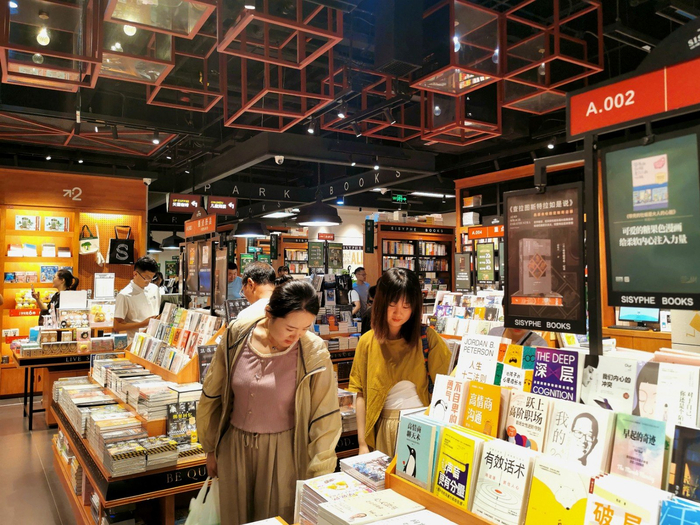 消费者在西西弗书店挑选书籍。