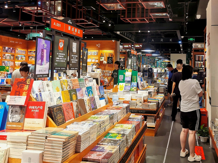 西西弗书店位置最佳的A区摆放着重点新品。