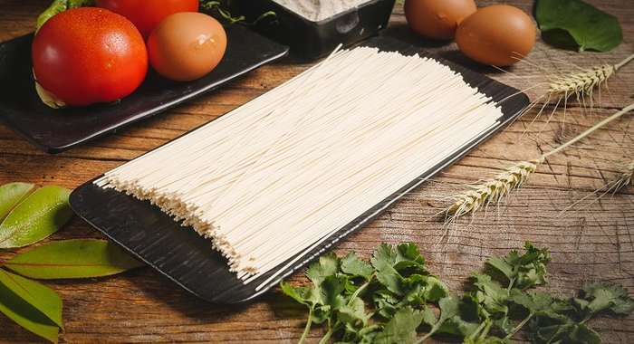 克明食品财报显示，2023年上半年预计归母净利润为900万—1350万元。（图片由摄图网提供）