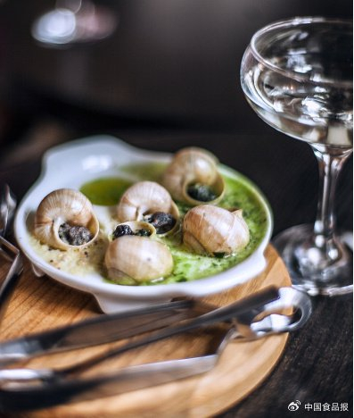 吃法式焗蜗牛要用钳子和双齿叉（图片来自pexels）