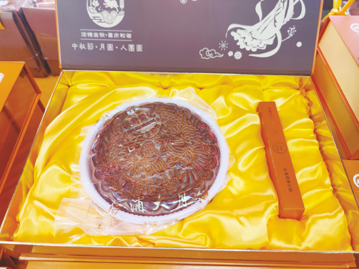     ◀月饼商家售卖的礼盒内有多种包装材料