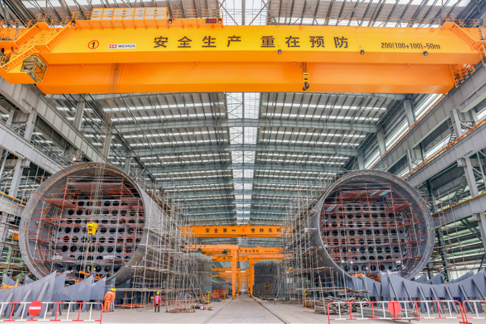 △图为新时代造船LNG罐体生产现场。