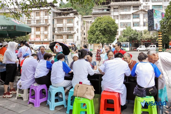 USANA葆婴爱心伙伴全程参与义诊，为雷山县百姓提供健康帮助