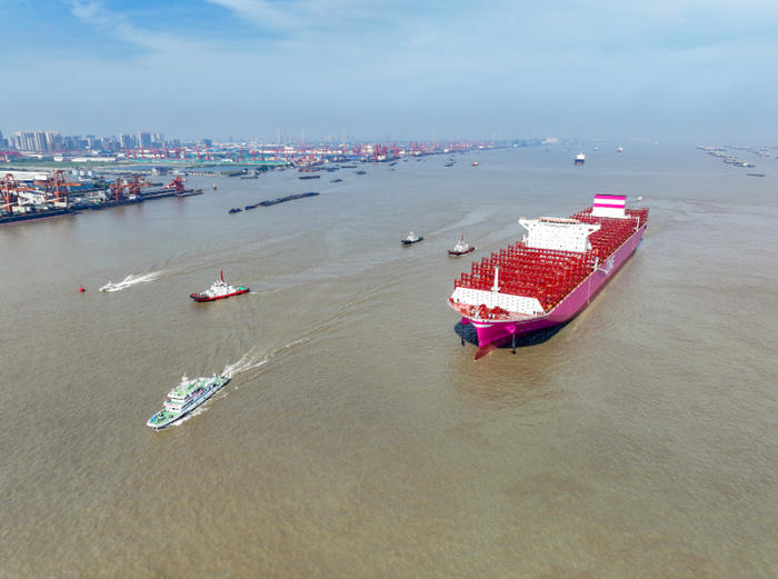 △图为集装箱船出江试航现场。