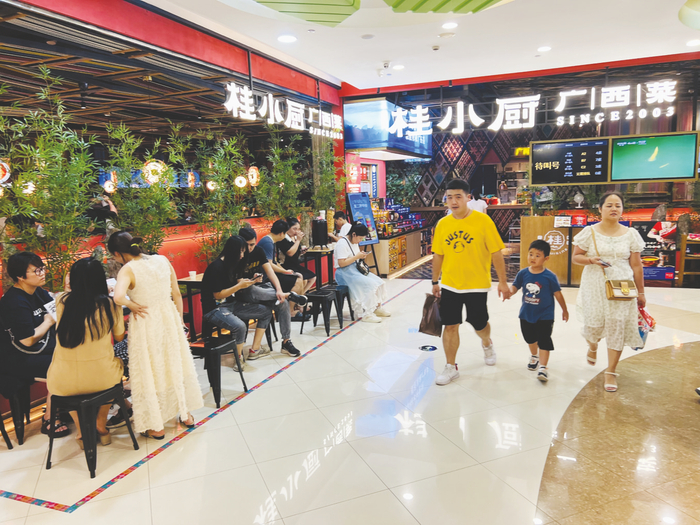     广西菜受青睐，不少消费者在桂小厨店前排队就餐