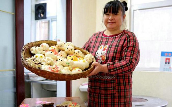 “郧西七夕”重要内容之一的“巧食”花馍深受群众喜爱。郧宣文 摄