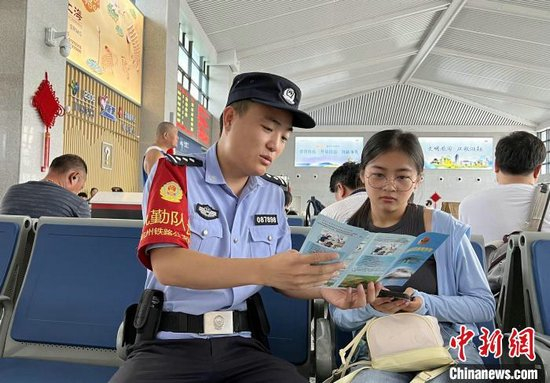 铁路公安严打“盗抢骗”，全力守护平安旅途。公安部铁路公安局供图