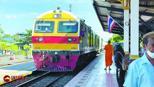 一列米轨火车抵达泰国大城府站。何卓谦摄