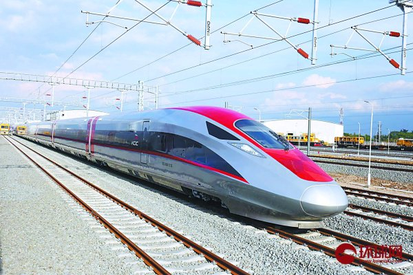 图片说明1：在雅万高铁德卡鲁尔动车所停放的动车。赵觉珵摄