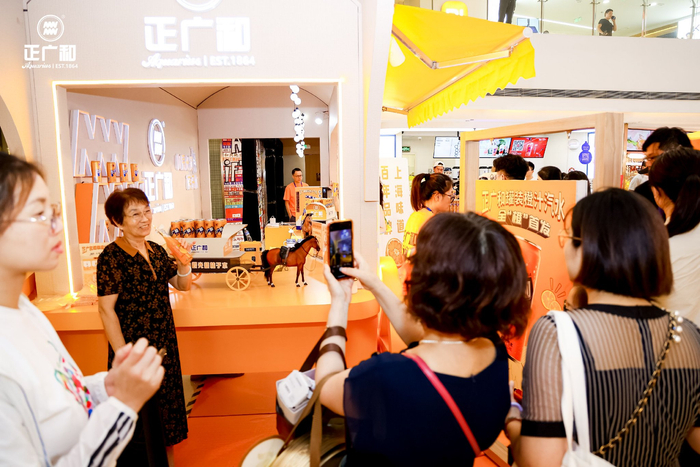 首发现场，吸引了不少市民前来“打卡”。正广和供图