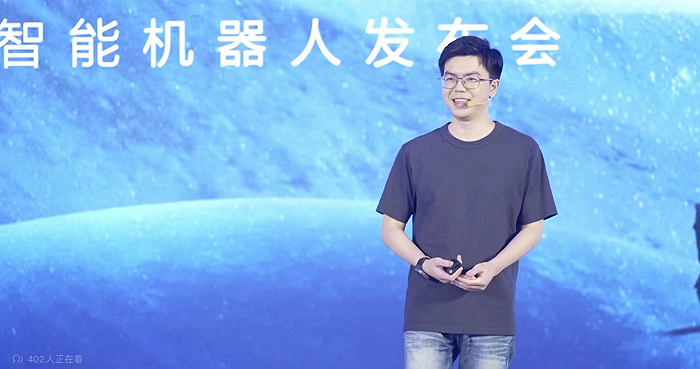 ▲ 2023年智元具身智能机器人发布会上的稚晖君。图 / 发布会截图