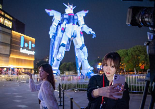 夜间高达灯光演出带动了广场上的气氛。 孟雨涵 摄