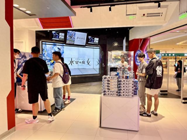 选购高达模型的年轻人。 吴越 摄