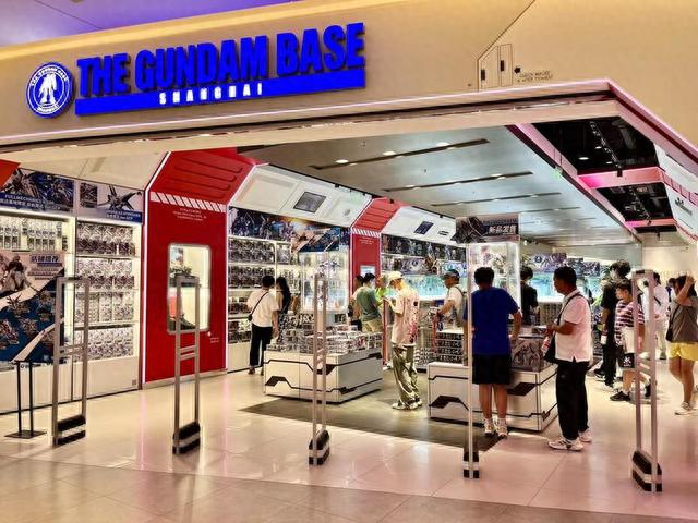 商场4楼开设了高达官方旗舰店高达基地。 吴越 摄