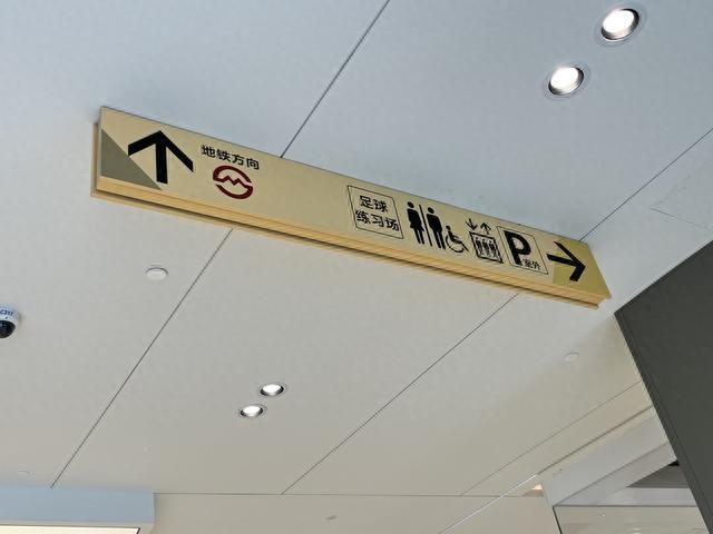 清晰的顶部标识。 吴越 摄