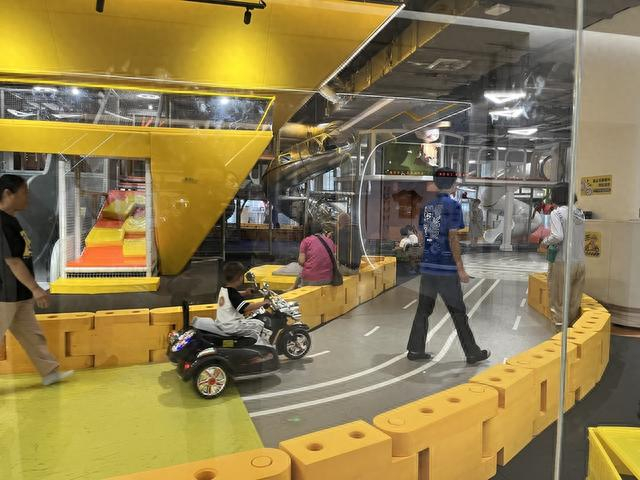 贝纵家庭体验中心每日接待几百组家庭。 吴越 摄