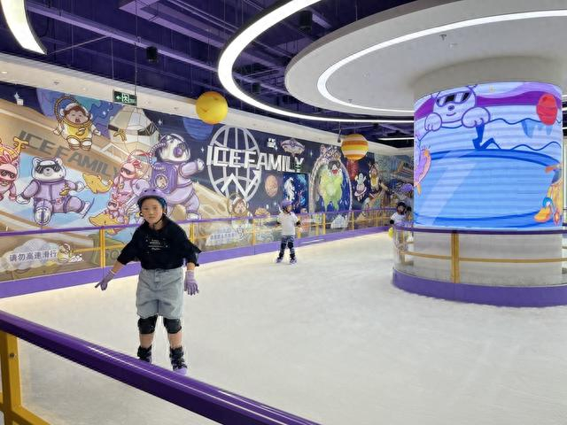 滑冰受到青少儿欢迎。 吴越 摄