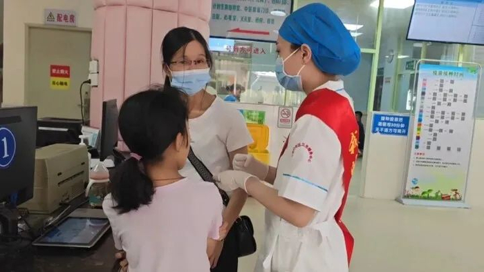 惠城区小金口社区卫生服务中心，市民向工作人员咨询。