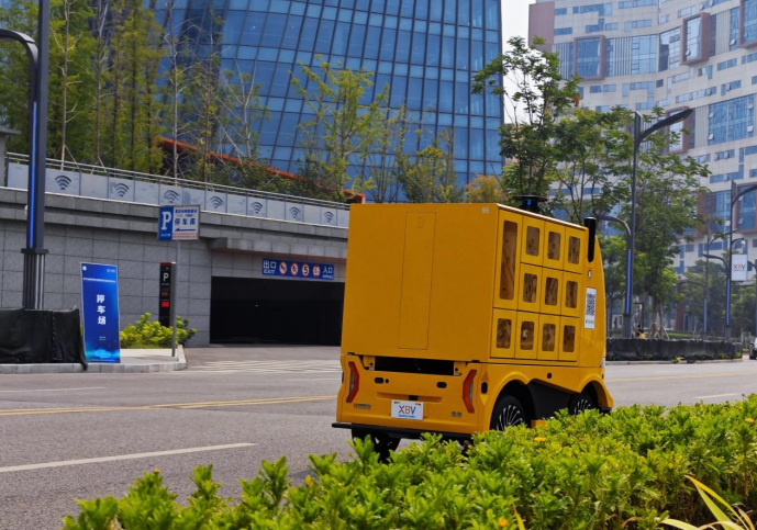 无人驾驶物流外卖车。 华龙网-新重庆客户端 杨翔然摄