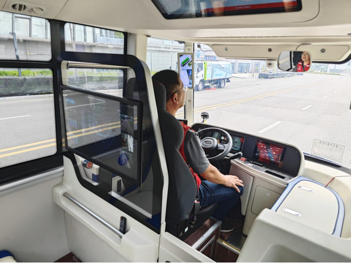 无人驾驶小巴驾驶舱。 华龙网-新重庆客户端 杨翔然摄