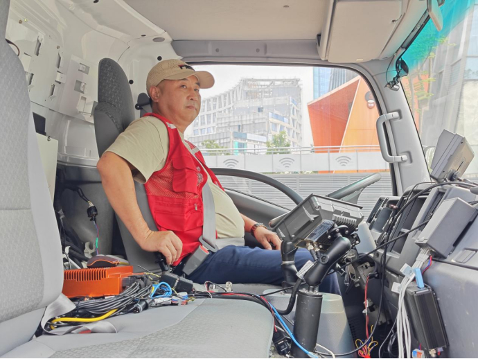 无人驾驶环卫车驾驶舱。 华龙网-新重庆客户端 杨翔然摄