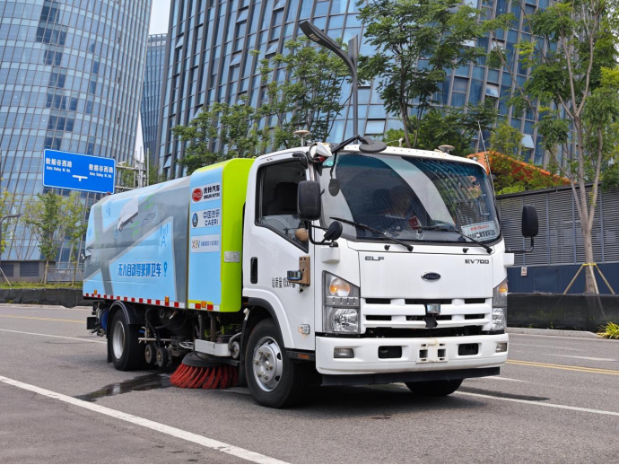 无人驾驶环卫车。 华龙网-新重庆客户端 杨翔然摄