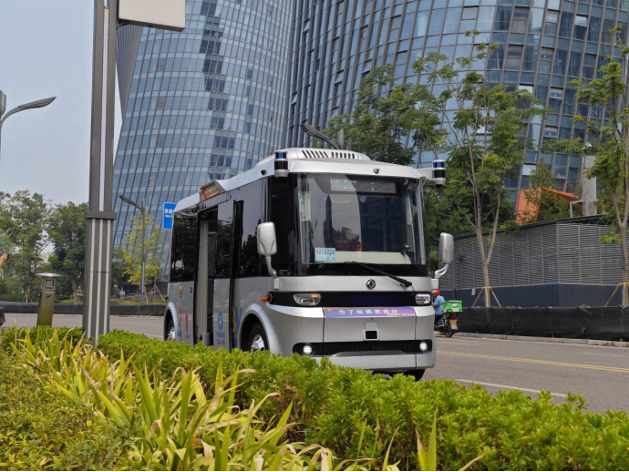 无人驾驶小巴。 华龙网-新重庆客户端 杨翔然摄