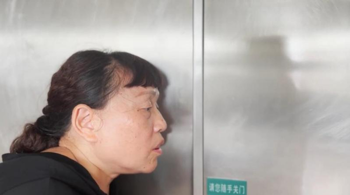 ▲8月11日，罗文忠的妹妹罗文任隔着门与罗文忠对话