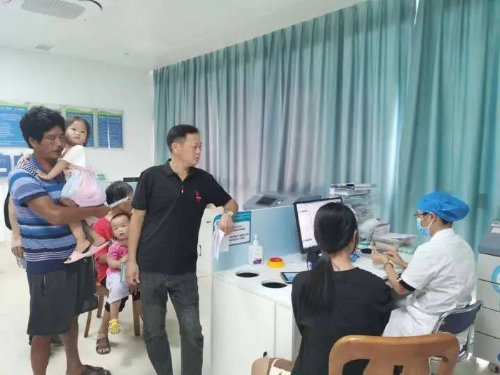 惠城区横沥镇中心卫生院，家长带孩子接种疫苗。