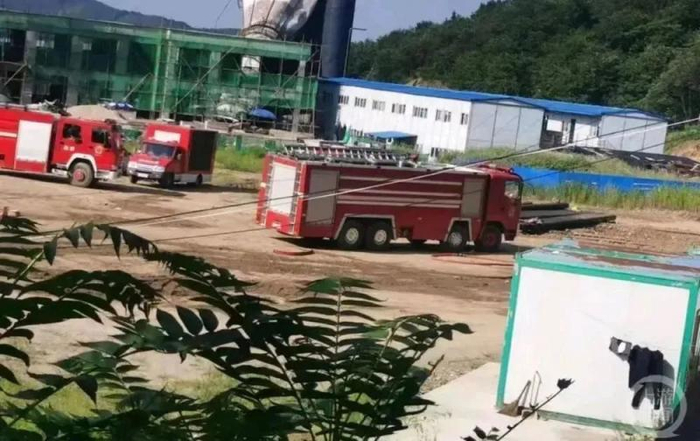 ▲现场参与救援的消防车