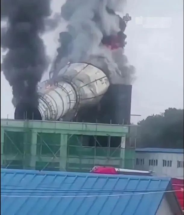 ▲华孚热电高塔起火后倒塌。