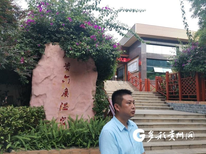 六广温泉酒店综合部经理杨杰向记者介绍游客情况