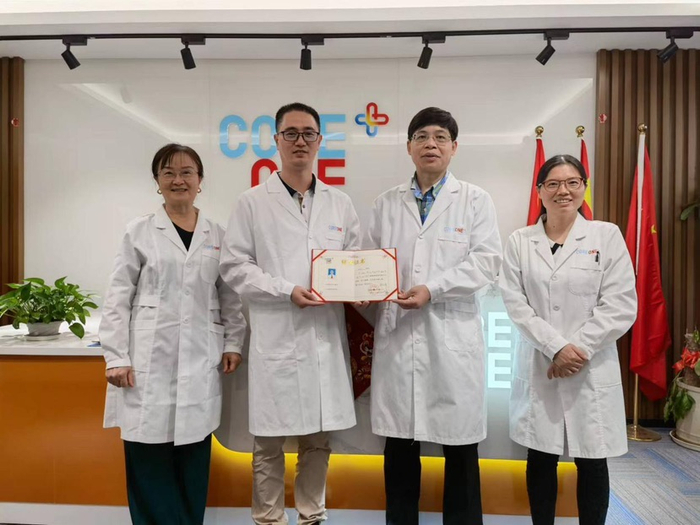 温州中西医结合医院病理科祝立和主任左二和康湾病理曹登峰教授团队进修结业合影