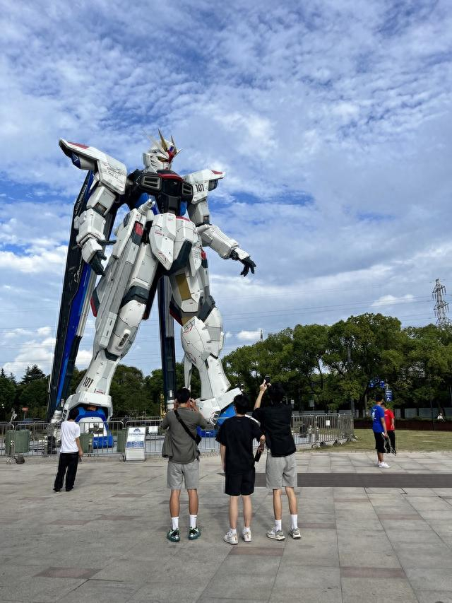 不少外地大学生专程来和高达合影。 吴越 摄