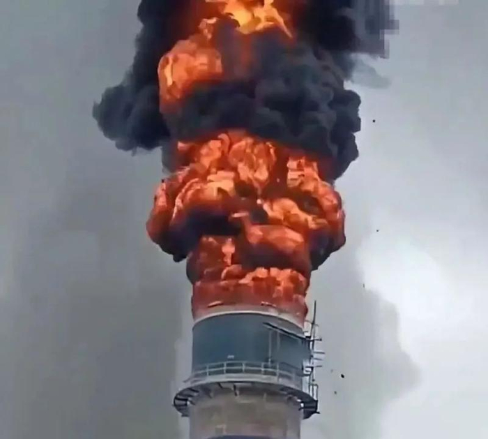 ▲高塔燃起熊熊大火