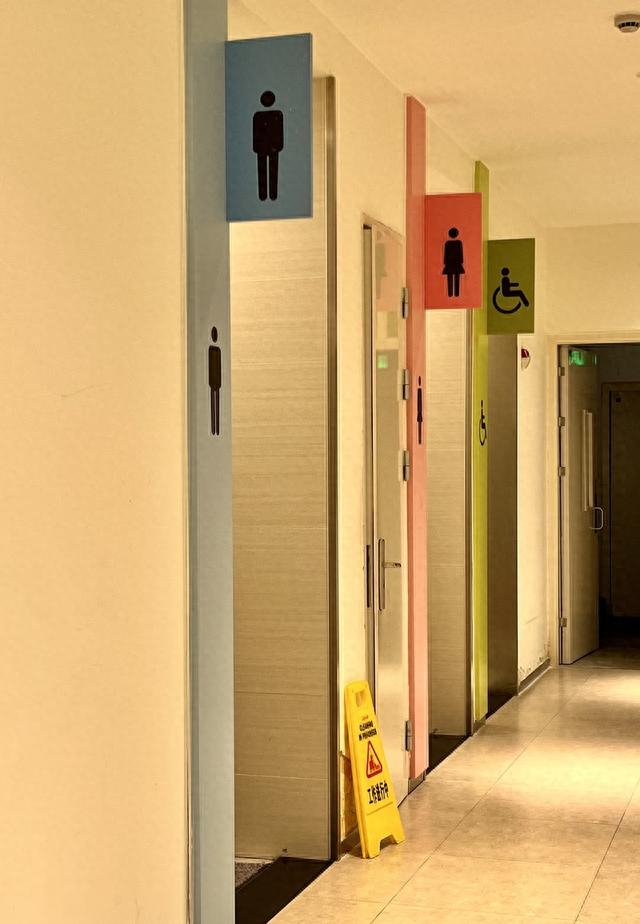 用大面积色块进行区分，避免人们在厕所门口“迷茫”。 吴越 摄