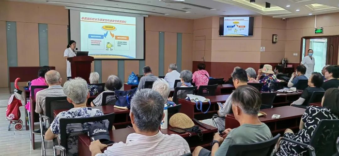 张岩松为社区老年居民进行健康宣教