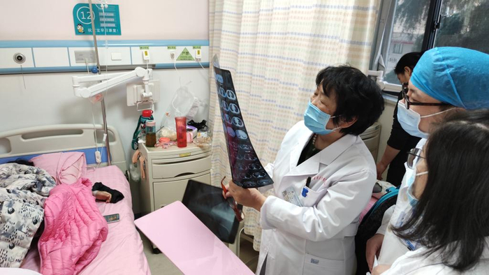 　　丁樱在查房。（采访对象供图）