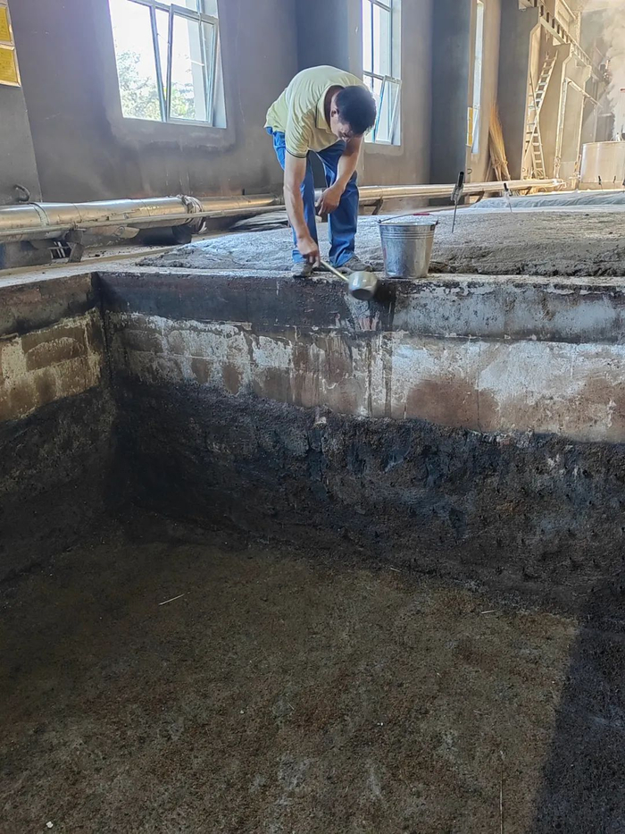 |车间里的保师傅正在给窖池“淋浴” 摄影/好酒地理局视频中心