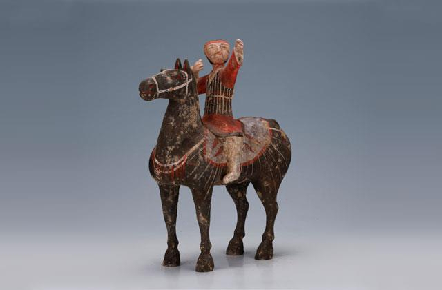 △彩绘胡服骑射俑，汉代，藏于上海观复博物馆。